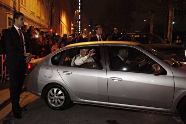 Papa Francis, ikinci sol, o Istanbul 'da bir kitle kutluyor sonra Kutsal Ruh Katedrali terk gibi kalabalığın dalgalar, Cumartesi, Kasım 29, 2014. 