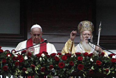 Papa Francis, sol, ve Ecumenical Patriği Bartholomew ben ellerini tutmak ve Istanbul 'da St George Patriarchal Kilisesi Kutsal bir ayin sonra sadık dalga, Pazar, Kasım 30, 2014. 