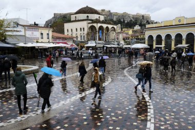 Yayalar, Atina 'da yağış sırasında şemsiyeler ile yağmur kendilerini korumak, Yunanistan 4 Nisan, 2019