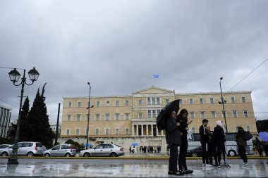 Yayalar, Atina 'da yağış sırasında şemsiyeler ile yağmur kendilerini korumak, Yunanistan 4 Nisan, 2019