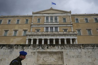 Yayalar, Atina 'da yağış sırasında şemsiyeler ile yağmurdan kendilerini koruyacak, Nisan 'da Yunanistan 8, 2019