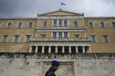 Yayalar, Atina 'da yağış sırasında şemsiyeler ile yağmurdan kendilerini koruyacak, Nisan 'da Yunanistan 8, 2019