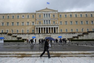 Yayalar, Atina 'da yağış sırasında şemsiyeler ile yağmurdan kendilerini koruyacak, Nisan 'da Yunanistan 8, 2019