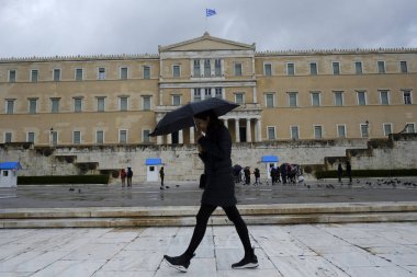 Yayalar, Atina 'da yağış sırasında şemsiyeler ile yağmurdan kendilerini koruyacak, Nisan 'da Yunanistan 8, 2019