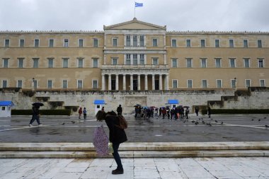 Yayalar, Atina 'da yağış sırasında şemsiyeler ile yağmurdan kendilerini koruyacak, Nisan 'da Yunanistan 8, 2019