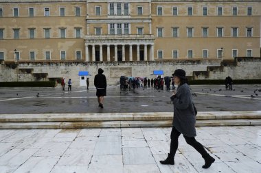 Yayalar, Atina 'da yağış sırasında şemsiyeler ile yağmurdan kendilerini koruyacak, Nisan 'da Yunanistan 8, 2019