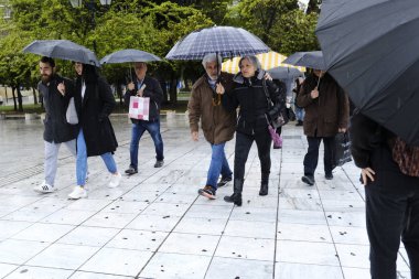 Yayalar, Atina 'da yağış sırasında şemsiyeler ile yağmurdan kendilerini koruyacak, Nisan 'da Yunanistan 8, 2019