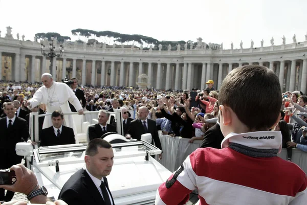 Pope Francis leaves after his weekly general audience in St. Pe — Stock Photo, Image