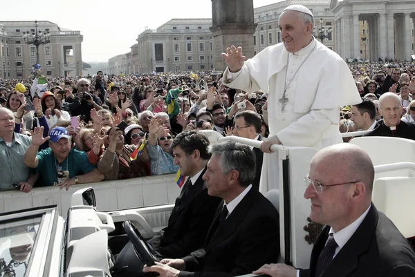 Le Pape François part après son audience générale hebdomadaire à Saint-Pe — Photo
