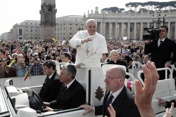 Pope Francis leaves after his weekly general audience in St. Pe — Stock Photo, Image