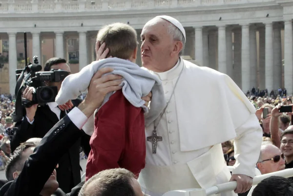 Pope Francis leaves after his weekly general audience in St. Pe — Stock Photo, Image