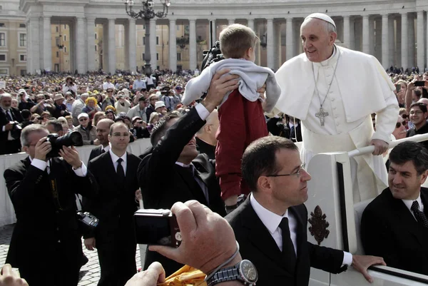 Pope Francis leaves after his weekly general audience in St. Pe — Stock Photo, Image