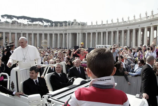 Papa Francisco se va después de su audiencia general semanal en St. Pe —  Fotos de Stock