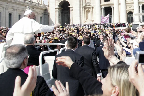 Pope Francis leaves after his weekly general audience in St. Pe — Stock Photo, Image