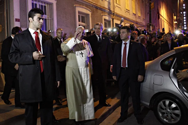 Pope Francis Second Left Waves Crowd Leaves Holy Spirit Cathedral — Stock Photo, Image