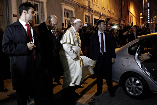 Pope Francis Second Left Waves Crowd Leaves Holy Spirit Cathedral — Stock Photo, Image