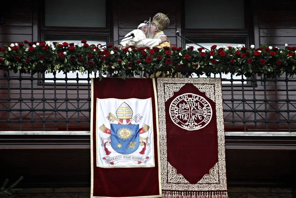 Papež František Levý Ekumenický Patriarcha Bartholomew Držím Jejich Ruce Vlnu — Stock fotografie