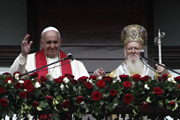 Pope Francis Left Ecumenical Patriarch Bartholomew Hold Hands Wave Faithful — Stock Photo, Image