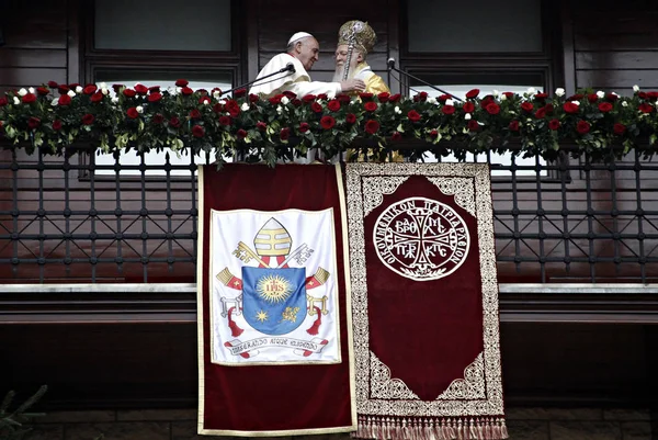 Papa Francisco Esquerda Ecumênico Patriarca Bartolomeu Segurar Mãos Acenar Aos — Fotografia de Stock