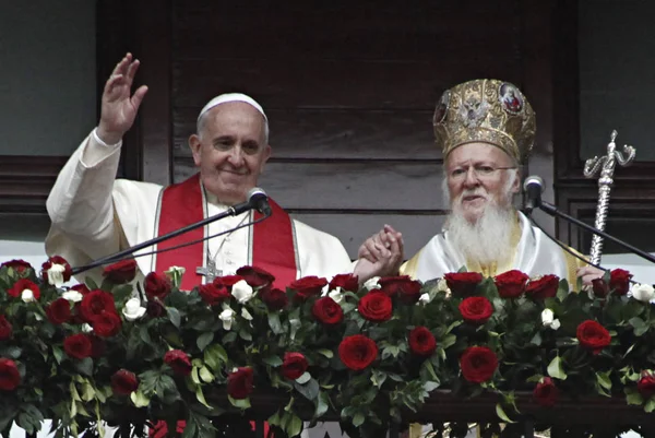 Papa Francisco Esquerda Ecumênico Patriarca Bartolomeu Segurar Mãos Acenar Aos — Fotografia de Stock