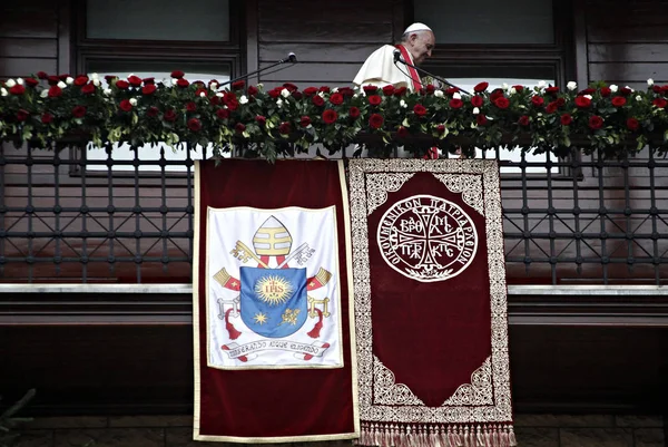Papież Franciszek Lewej Ekumeniczny Patriarcha Bartłomieja Trzymam Ręce Fali Wiernych — Zdjęcie stockowe