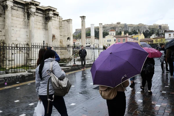 Πεζοί Προστατεύονται Από Βροχή Ομπρέλες Κατά Διάρκεια Βροχής Στην Αθήνα — Φωτογραφία Αρχείου