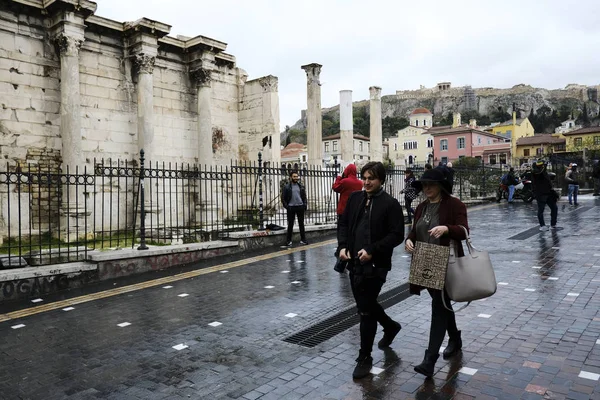 Los Peatones Protegen Lluvia Con Sombrillas Durante Una Lluvia Atenas — Foto de Stock