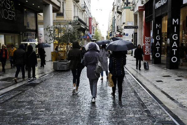Chodci Před Deštěm Chrání Deštníky Během Dešťů Athénách Řecku Dubna — Stock fotografie