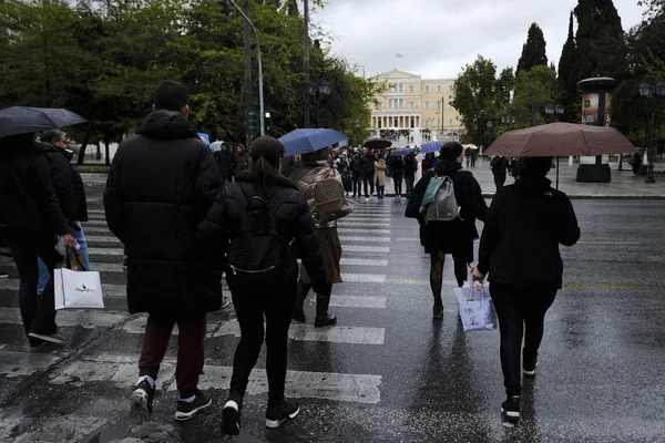 Yayalar, Atina 'da yağış sırasında şemsiyeler ile yağmur kendilerini korumak, Yunanistan 4 Nisan, 2019