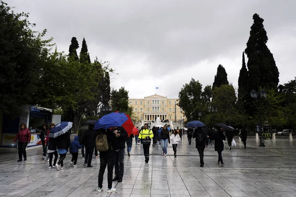 Пешеходы Защищают Себя Дождя Зонтиками Время Осадков Афинах Греция Апреля — стоковое фото