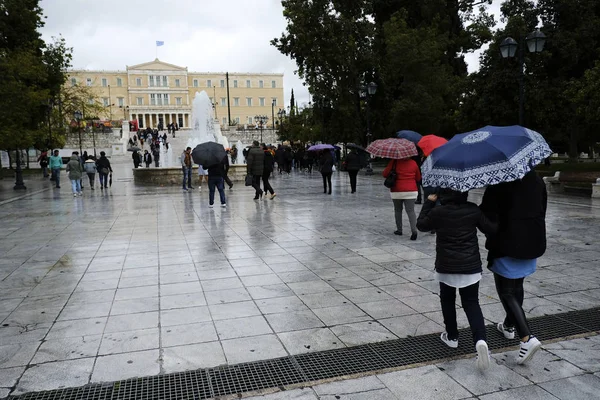 Yayalar Atina Yağış Sırasında Şemsiyeler Ile Yağmur Kendilerini Korumak Yunanistan — Stok fotoğraf