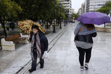 Yayalar, Atina 'da yağış sırasında şemsiyeler ile yağmurdan kendilerini koruyacak, Nisan 'da Yunanistan 8, 2019
