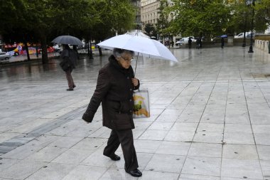Yayalar, Atina 'da yağış sırasında şemsiyeler ile yağmurdan kendilerini koruyacak, Nisan 'da Yunanistan 8, 2019