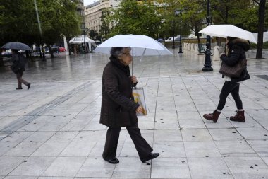 Yayalar, Atina 'da yağış sırasında şemsiyeler ile yağmurdan kendilerini koruyacak, Nisan 'da Yunanistan 8, 2019