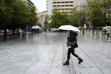 Yayalar, Atina 'da yağış sırasında şemsiyeler ile yağmurdan kendilerini koruyacak, Nisan 'da Yunanistan 8, 2019