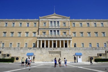 Turistler Atina 'da Yunan Parlamentosu binasının önünde yürümek, Yunanistan 'da 13 Ağustos, 2018