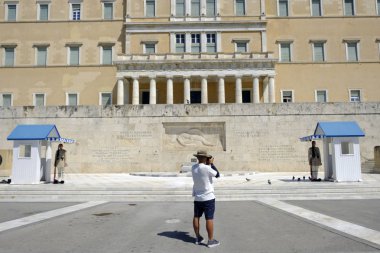 Turistler Atina 'da Yunan Parlamentosu binasının önünde yürümek, Yunanistan 'da 13 Ağustos, 2018