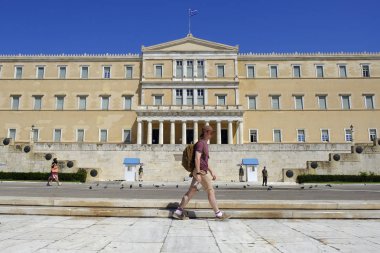 Turistler Atina 'da Yunan Parlamentosu binasının önünde yürümek, Yunanistan 'da 13 Ağustos, 2018