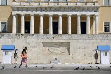 Turistler Atina 'da Yunan Parlamentosu binasının önünde yürümek, Yunanistan 'da 13 Ağustos, 2018