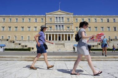 Turistler Atina 'da Yunan Parlamentosu binasının önünde yürümek, Yunanistan 'da 13 Ağustos, 2018