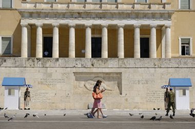 Turistler Atina 'da Yunan Parlamentosu binasının önünde yürümek, Yunanistan 'da 13 Ağustos, 2018