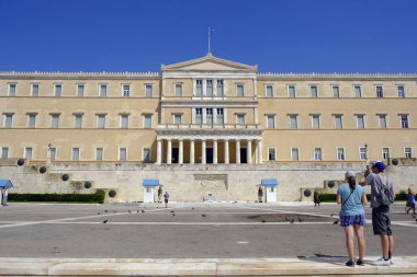 Turistler Atina 'da Yunan Parlamentosu binasının önünde yürümek, Yunanistan 'da 13 Ağustos, 2018