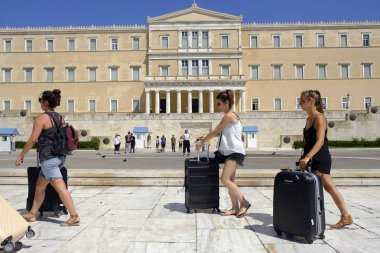 Turistler Atina 'da Yunan Parlamentosu binasının önünde yürümek, Yunanistan 'da 13 Ağustos, 2018
