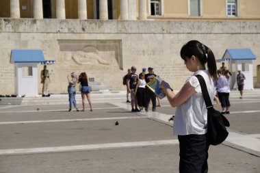 Turistler Atina 'da Yunan Parlamentosu binasının önünde yürümek, Yunanistan 'da 13 Ağustos, 2018
