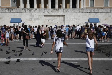 Turistler Atina 'da Yunan Parlamentosu binasının önünde yürümek, Yunanistan 'da 13 Ağustos, 2018