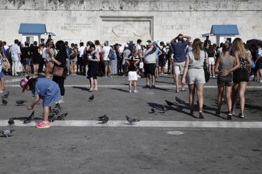 Turistler Atina 'da Yunan Parlamentosu binasının önünde yürümek, Yunanistan 'da 13 Ağustos, 2018
