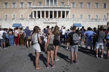 Turistler Atina 'da Yunan Parlamentosu binasının önünde yürümek, Yunanistan 'da 13 Ağustos, 2018