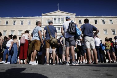 Turistler Atina 'da Yunan Parlamentosu binasının önünde yürümek, Yunanistan 'da 13 Ağustos, 2018
