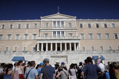 Turistler Atina 'da Yunan Parlamentosu binasının önünde yürümek, Yunanistan 'da 13 Ağustos, 2018