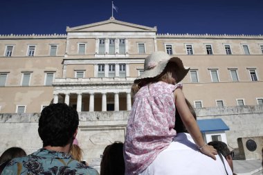 Turistler Atina 'da Yunan Parlamentosu binasının önünde yürümek, Yunanistan 'da 13 Ağustos, 2018